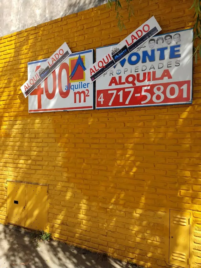 Cartel de Rodolfo Monte Propiedades en una propiedad de la zona