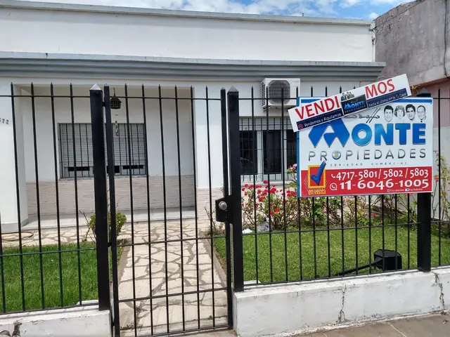 Cartel de Rodolfo Monte Propiedades en una propiedad de la zona
