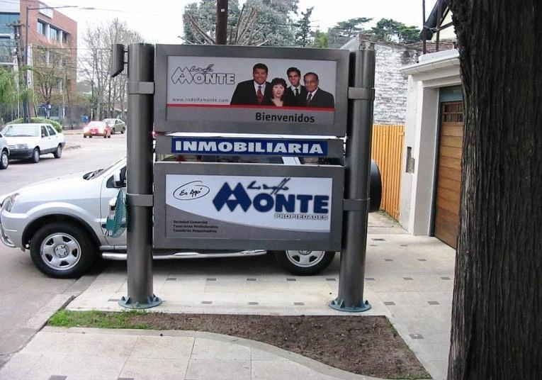 Cartelería histórica de la inmobiliaria en Panamá 2335 con la foto del staff
